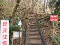 秦野駅側の登リ口