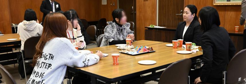 目指せエンジニア 座談会お菓子とお茶を飲みながら