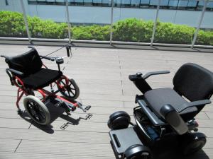 テラスで車いす試乗