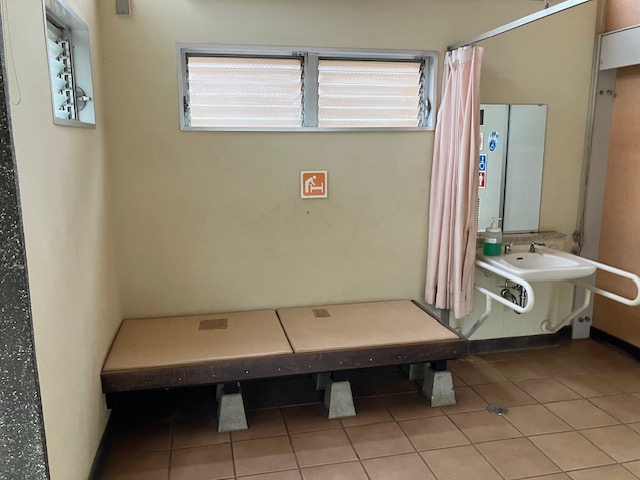 相模原公園休憩所内の着替えスペース写真