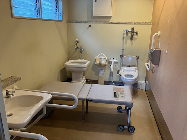 相模原公園の休憩所内ユニバーサルシート写真