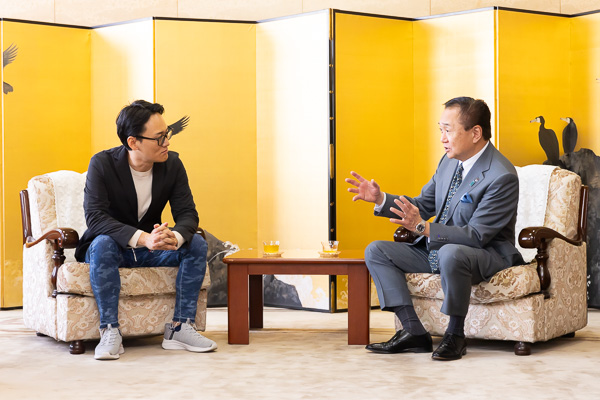 三輪様と歓談する知事
