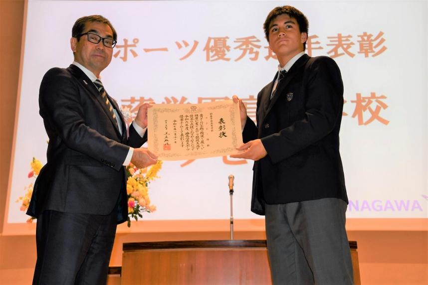 橋本和也副知事と桐蔭学園高等学校ラグビー部