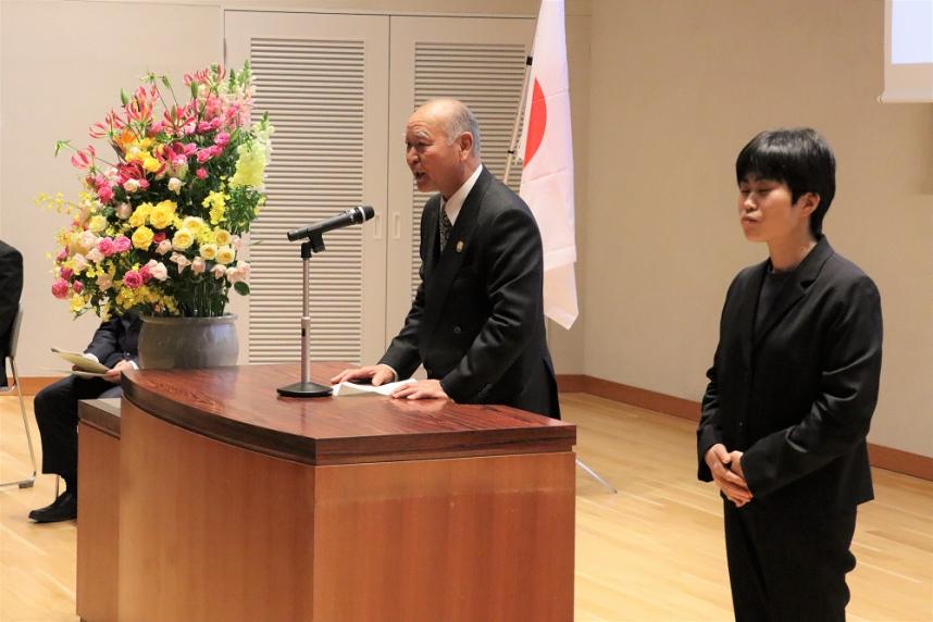 スポーツ功労者表彰受賞者代表あいさつ_荻窪正一さん(アップ)