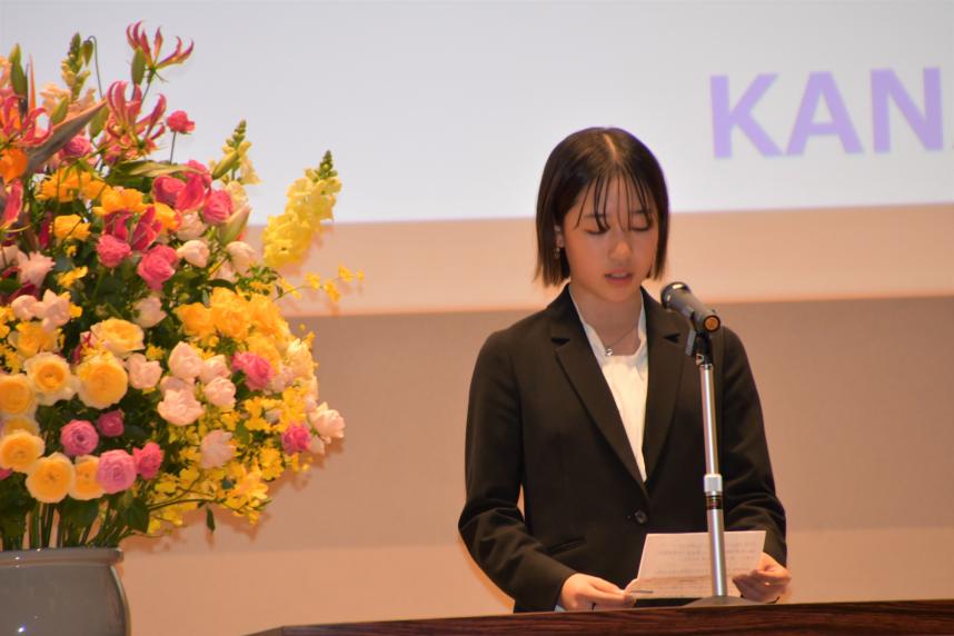 スポーツ優秀選手表彰受賞者代表あいさつ_吉沢恋さん(アップ)