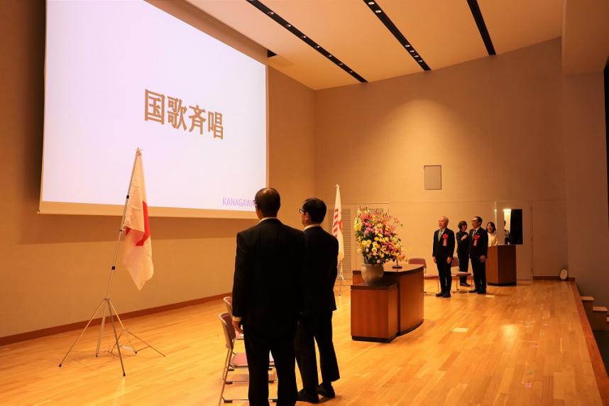 国歌斉唱（正面）
