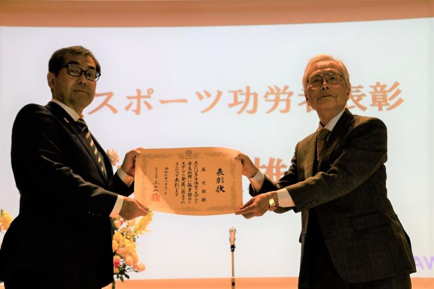 橋本和也副知事と「厚木市山岳協会」森史雄さん