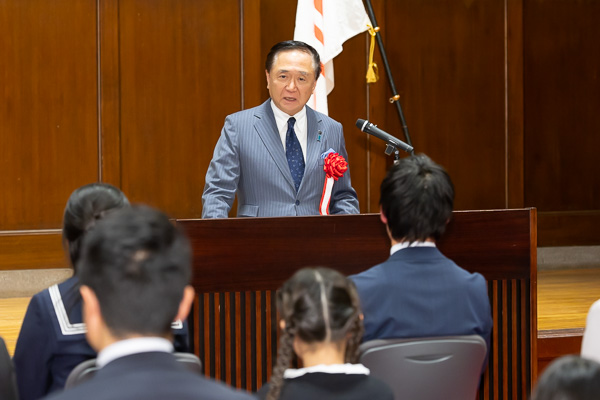 挨拶する知事