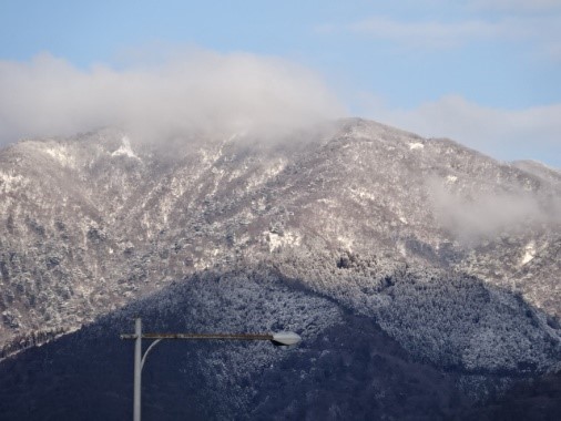 伊勢原市街地からみた大山