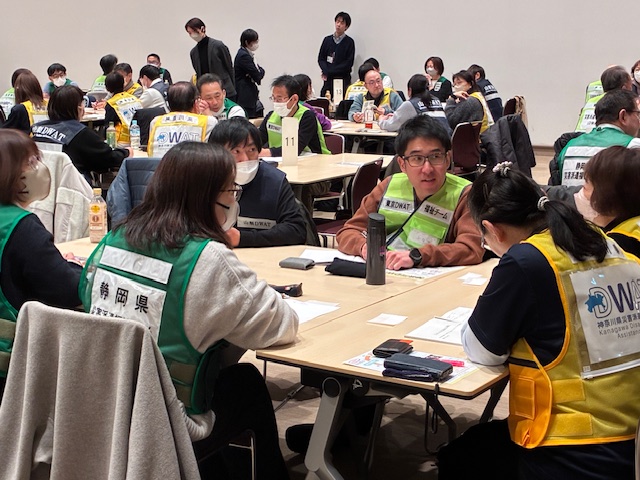 複数のグループがグループワークをしている様子