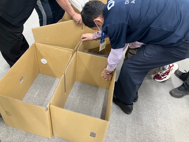 段ボールベッドを組立ている様子