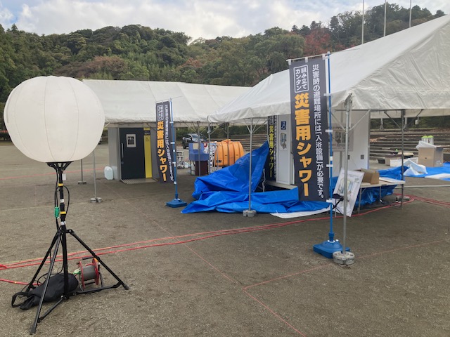 車いす対応のトイレとシャワー