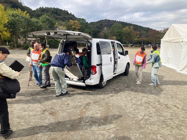 被災者役の移送の様子