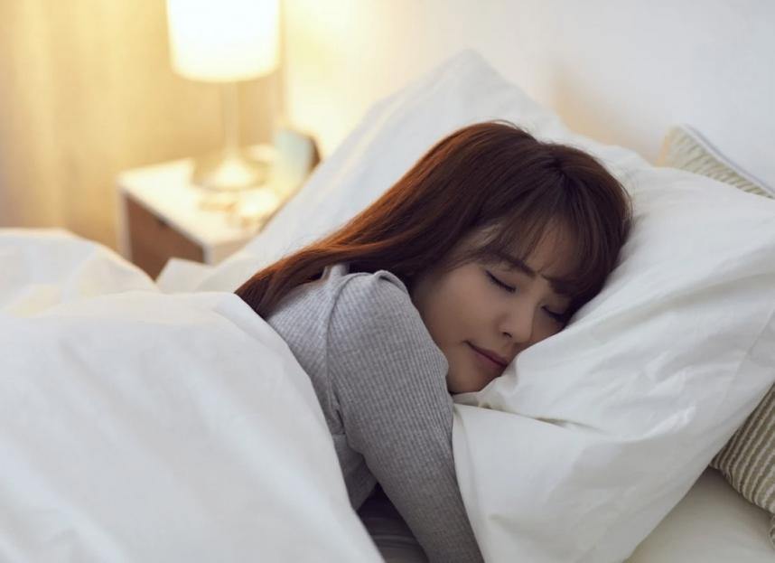 眠る女性