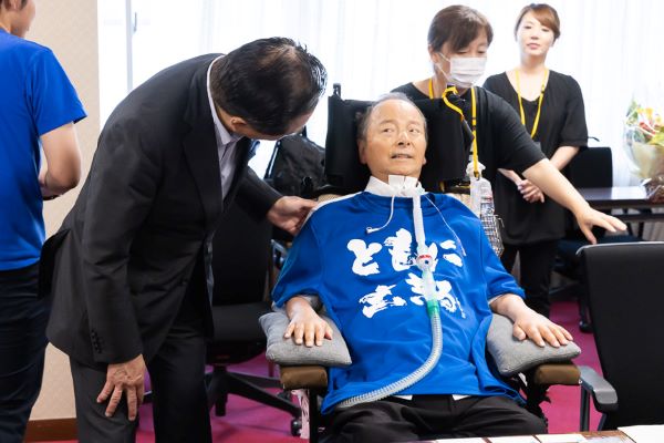 支部長と知事の写真