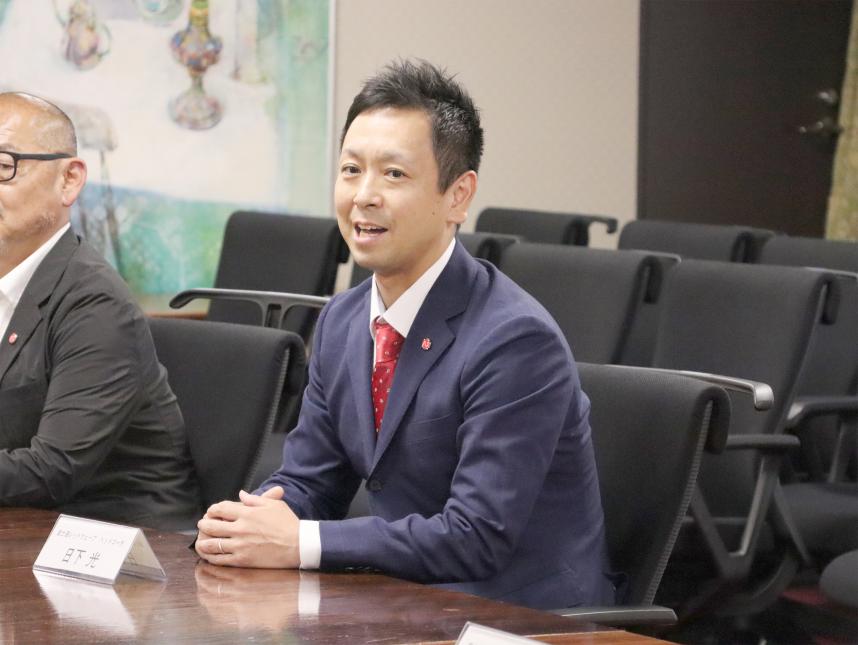 0701富士通レッドウェーブ知事を訪問(日下光ヘッドコーチ)