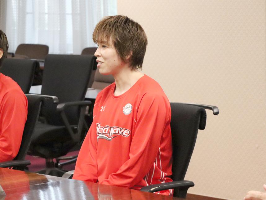 0701富士通レッドウェーブ知事を訪問(林咲希選手)