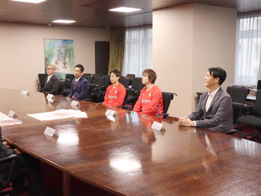 0701富士通レッドウェーブ知事訪問の様子