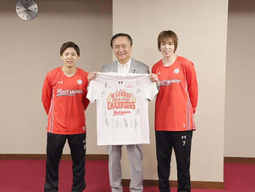 0701富士通レッドウェーブ知事を訪問(知事と選手)