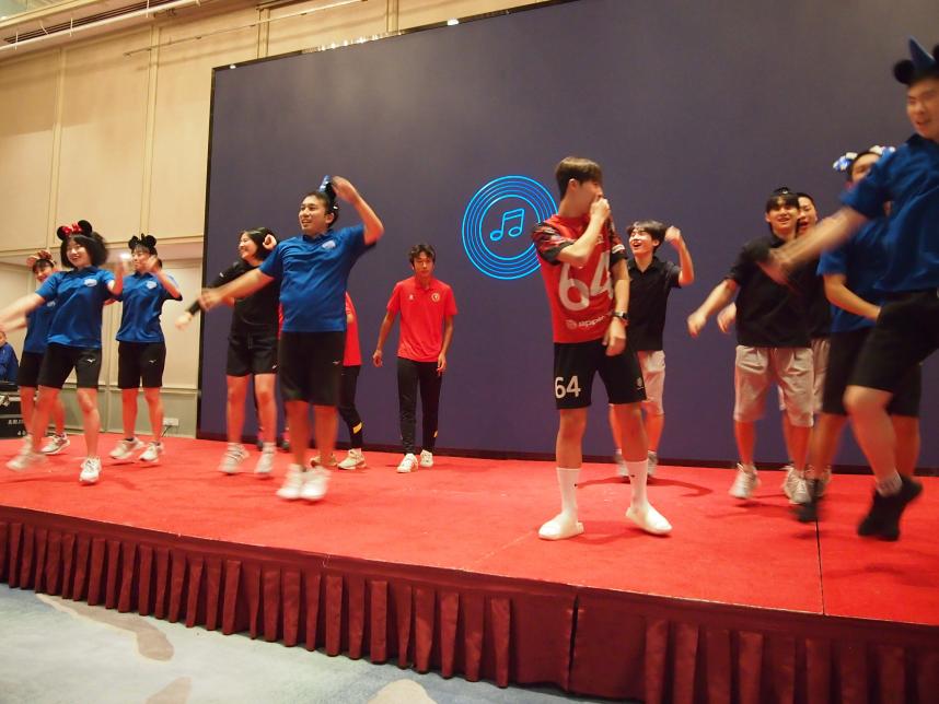 卓球選手団の余興