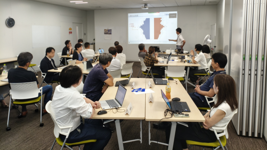 パーソルコミュニケーションサービス株式会社の職場研修(講義)の様子