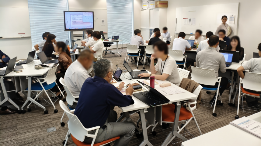 京浜急行電鉄株式会社の職場研修(ディスカッション)の様子