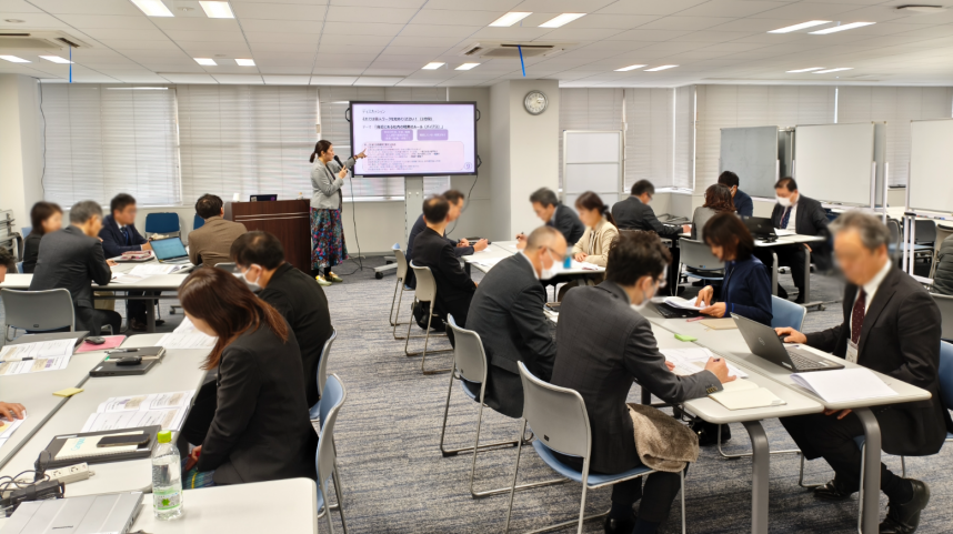 株式会社AOKIホールディングスの職場研修（講義）の様子