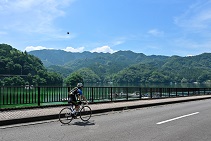 自転車と山、湖