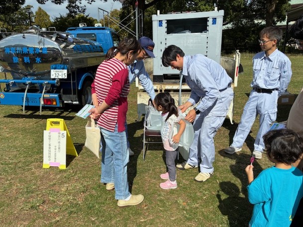写真:給水袋の重さを体験