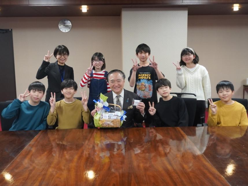 知事に試作品プレゼント