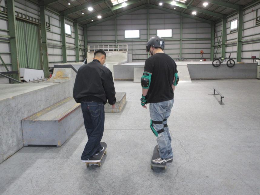 スケートボードを教わる様子