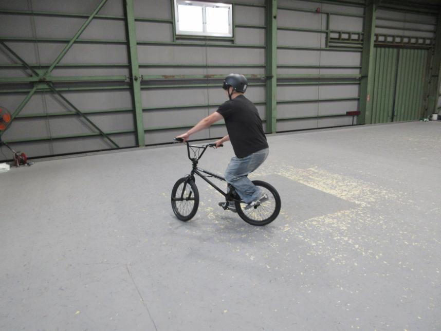 ペダル以外に足をかける様子