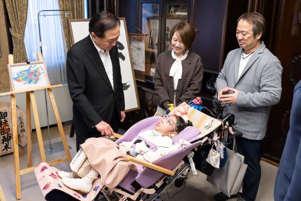 知事と佐野仁美さん写真