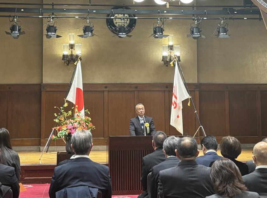 あいさつをする長田議長