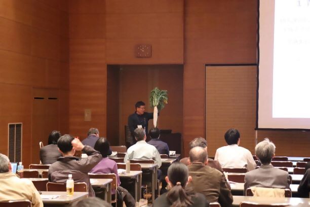 実物のダイコンをみせながら発表