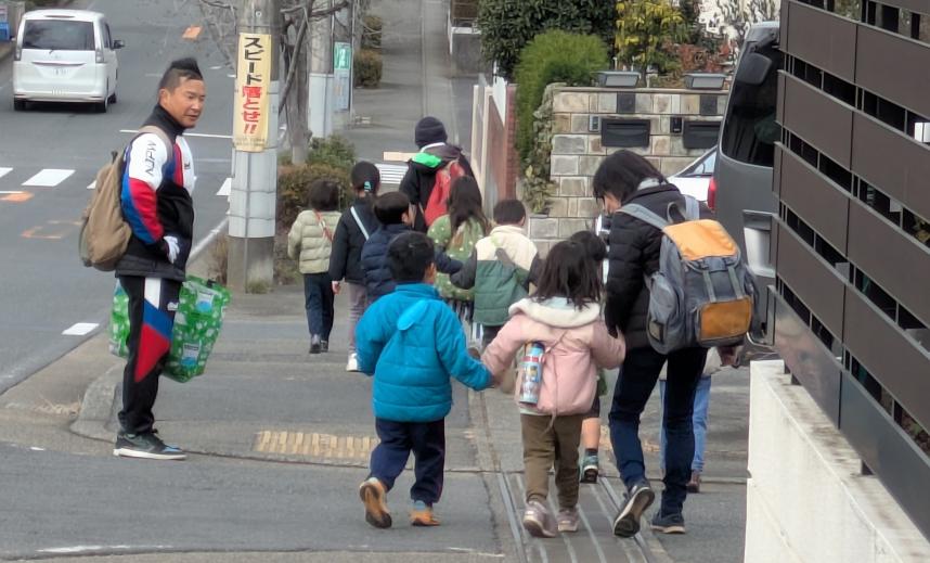 散歩を見守るKUSHIDA選手