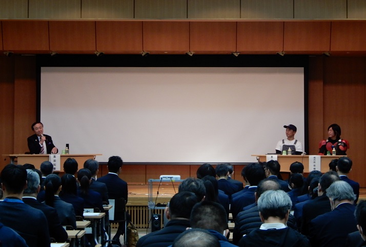 対話の広場の会場ステージの様子