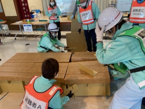 段ボールベッドの設営