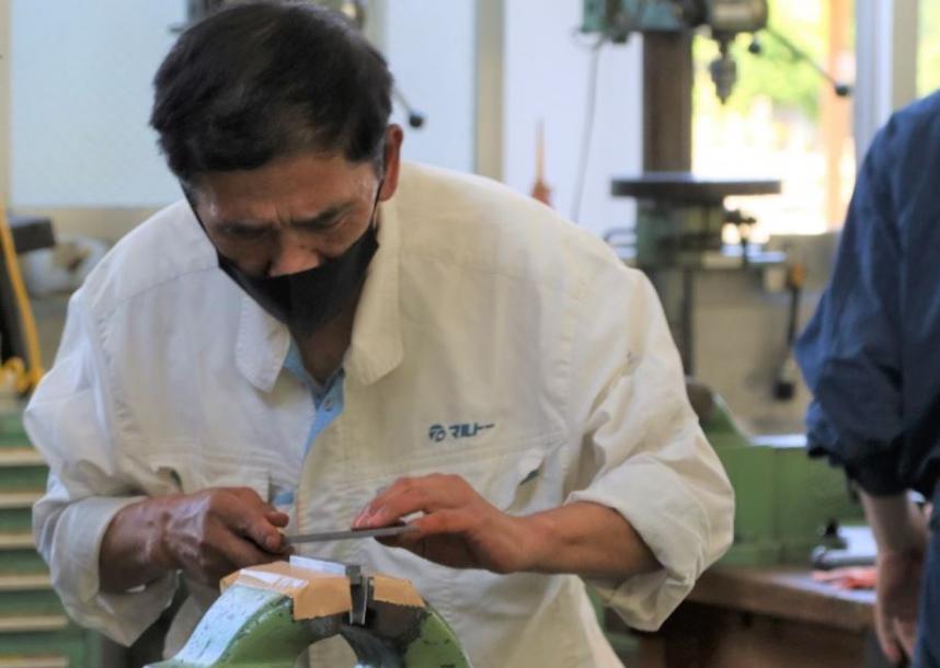 機械組立仕上げの実習風景