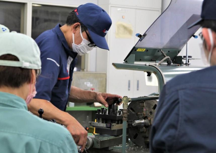 普通旋盤の実習風景