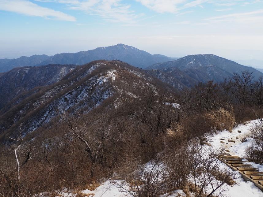 塔ノ岳山頂から見た表尾根方面