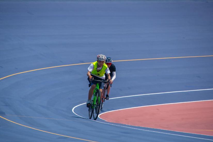 自転車を必死にこいでいる姿の正面からの写真