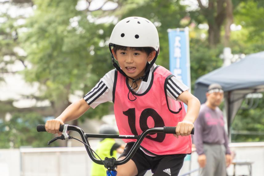 参加児童がBMXに乗っている画像