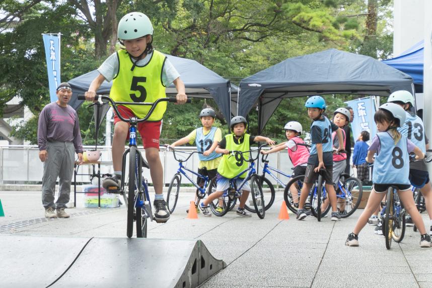 参加児童がBMXに乗り障害物を乗り越えている画像