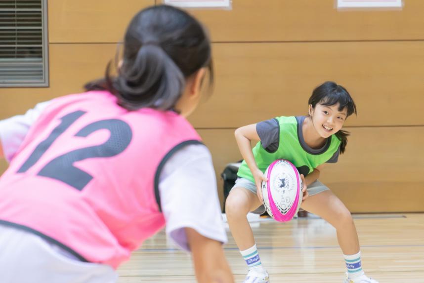 参加児童がラグビーボールを持ち1対1を行っている画像