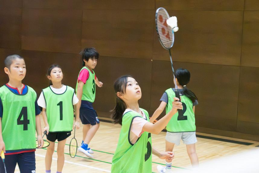 参加児童がバドミントンのシャトルを打っている画像