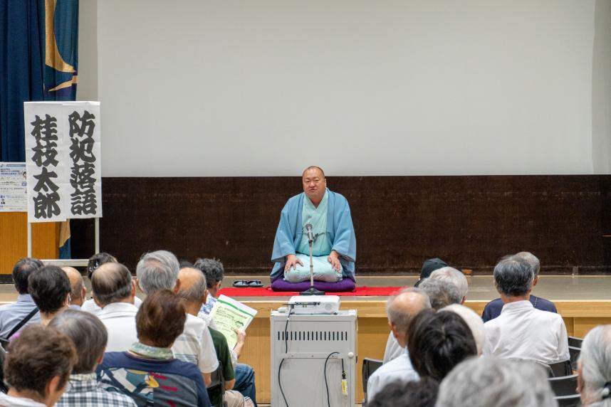 防犯落語を披露する桂枝太郎氏