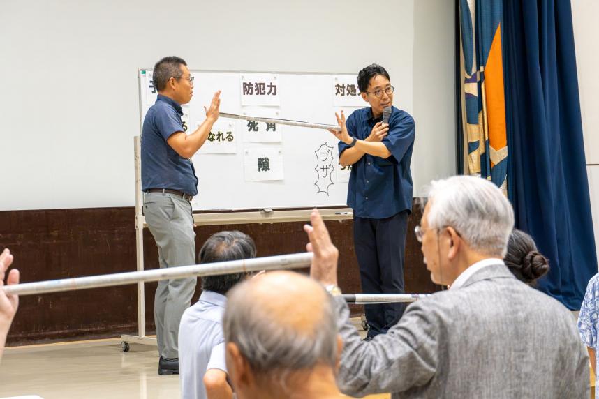 来場者とともに防犯ポイントを実践する様子