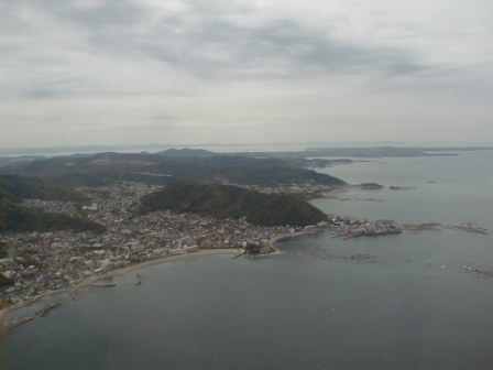 写真:空から見たはやま三ヶ岡山緑地