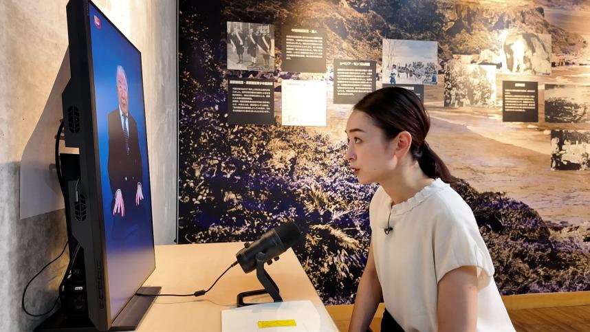 かながわ平和祈念館でAI語り部システムを体験する瞳ゆゆリポーター